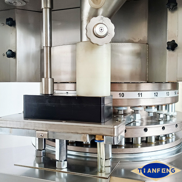 آلة ضغط الأقراص الدوارة الأوتوماتيكية D Tooling مع شاشة PLC تعمل باللمس 7.5KW