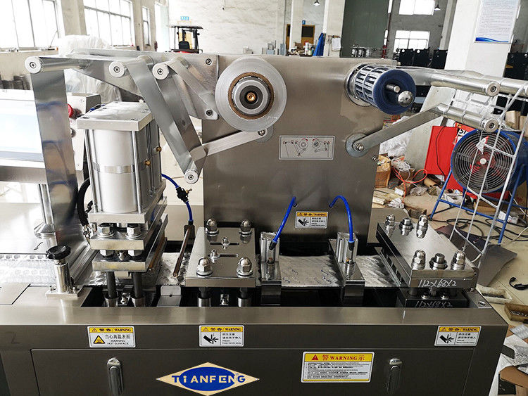 DPB150 Ss304 آلة تعبئة نفطة الألمنيوم والبلاستيك المسطحة PLC شاشة تعمل باللمس