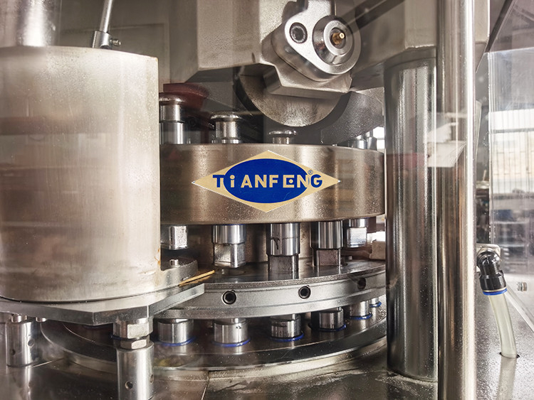 100 KN 3 Layer Tablet Compression Machine Rotary Type 21500 قطعة / ساعة